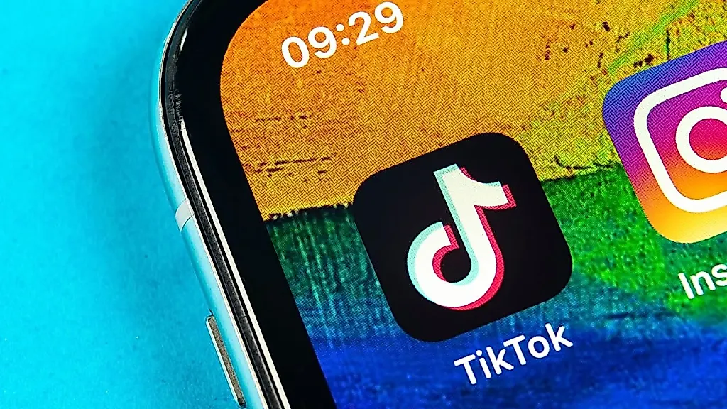 TikTok ограничил функцию AI-саммари после провала с нелепыми описаниями