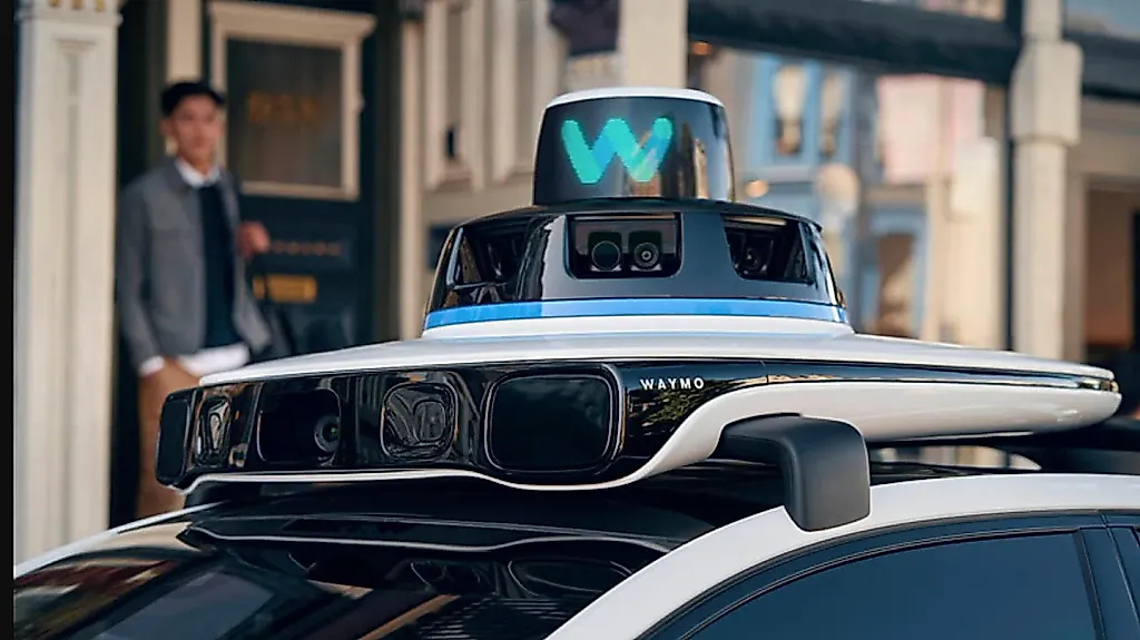 Waymo отзывает 4000 роботакси после курьезной аварии на затопленной дороге
