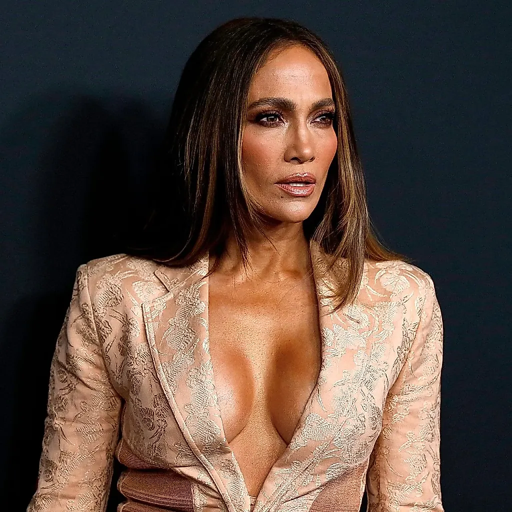 Jennifer Lopez's "Peach Champagne" Manicure Looks Even More Luxurious Than It Sounds