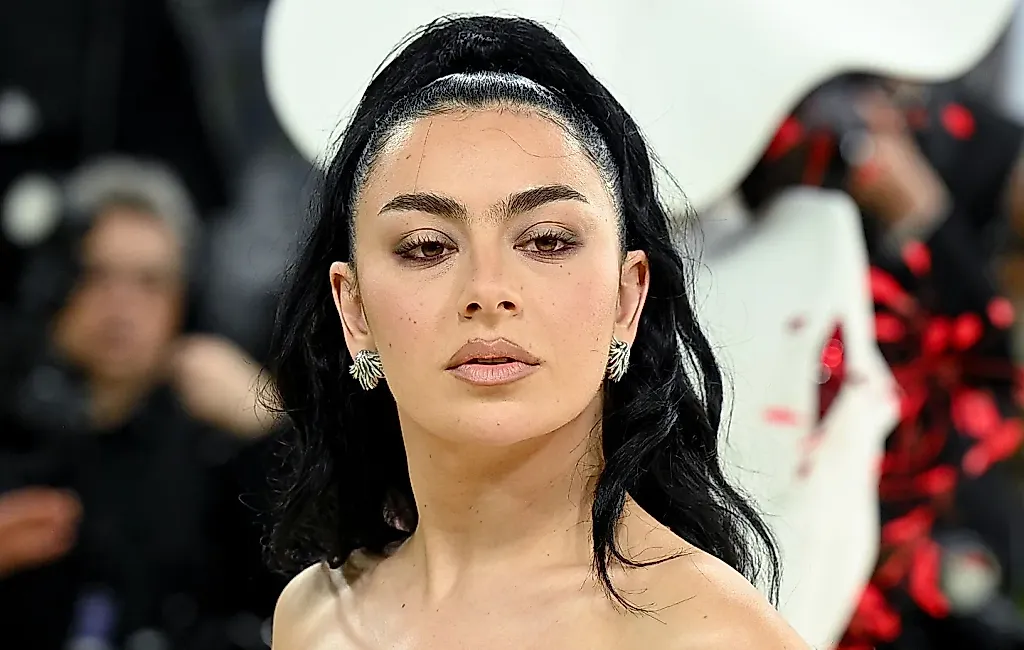 Charli XCX переключается на гитарный драйв — реакция фанатов в огне