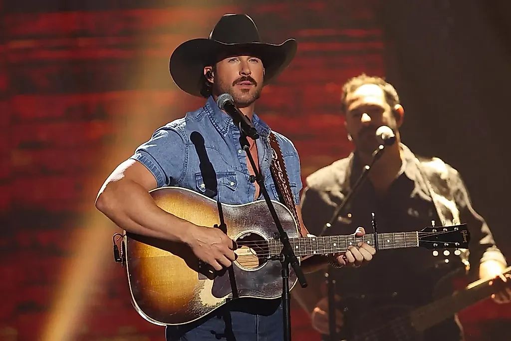 Riley Green на ACM Awards: Шляпа, деним и медленные баллады