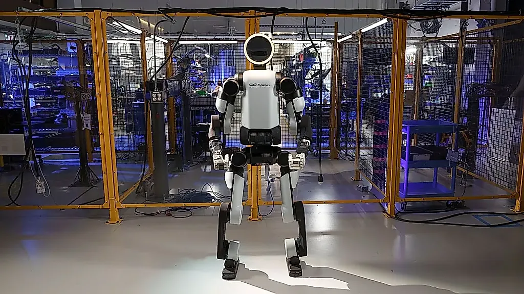 Boston Dynamics показали возможности робота Atlas: холодильник можно перемещать — напитки приносит сам