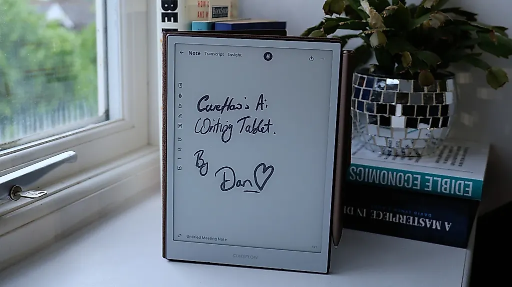 Cuneflow's e-paper writing tablet uses AI to record and transcribe meetings