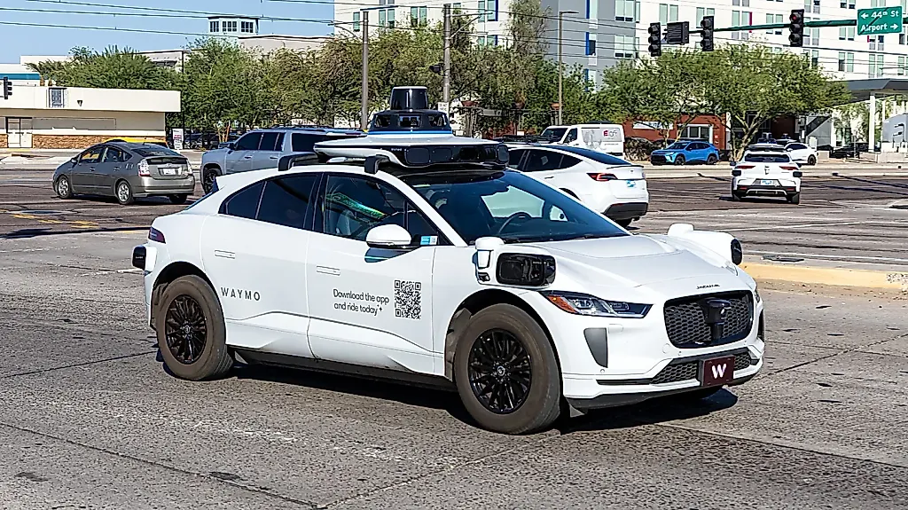 Waymo-робомобили в Атланте и Сан-Антонио продолжают попадать в затопленные дороги