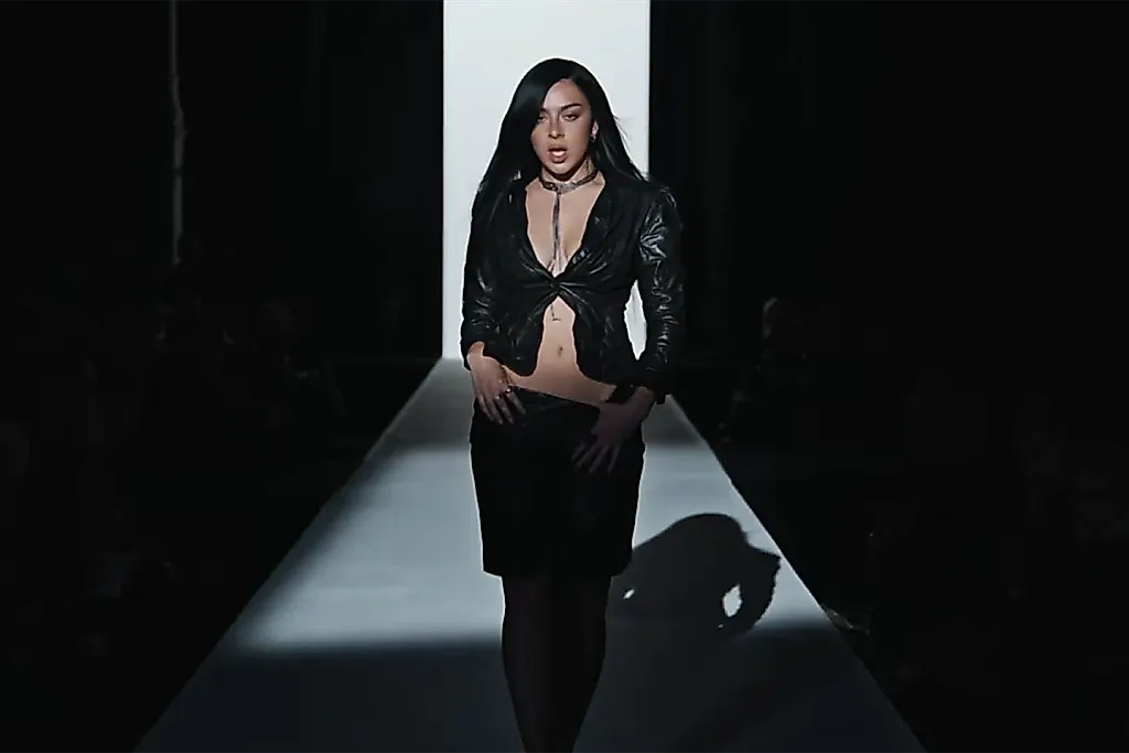 Charli XCX отправилась в ад по модному подиуму в клипе SS26