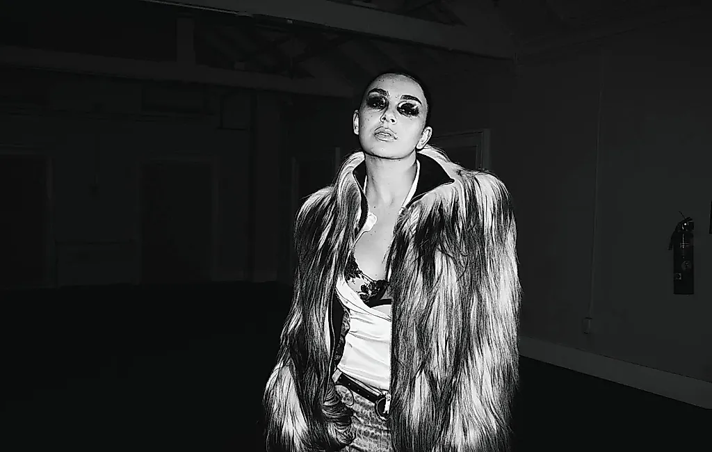 Charli XCX показала новый клип «SS26»: Париж, подиум, апокалипсис и самоирония
