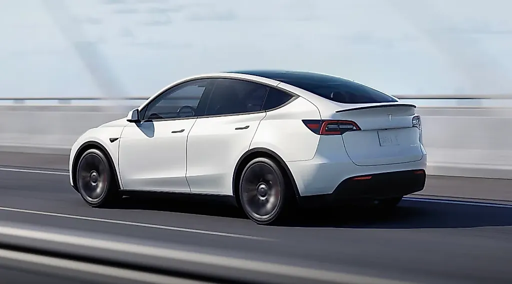 Tesla отзывает Model Y из-за отсутствия наклейки