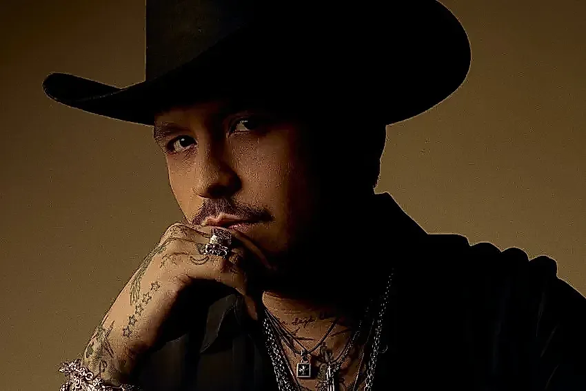 Christian Nodal сдает белый флаг: новый альбом Bandera Blanca