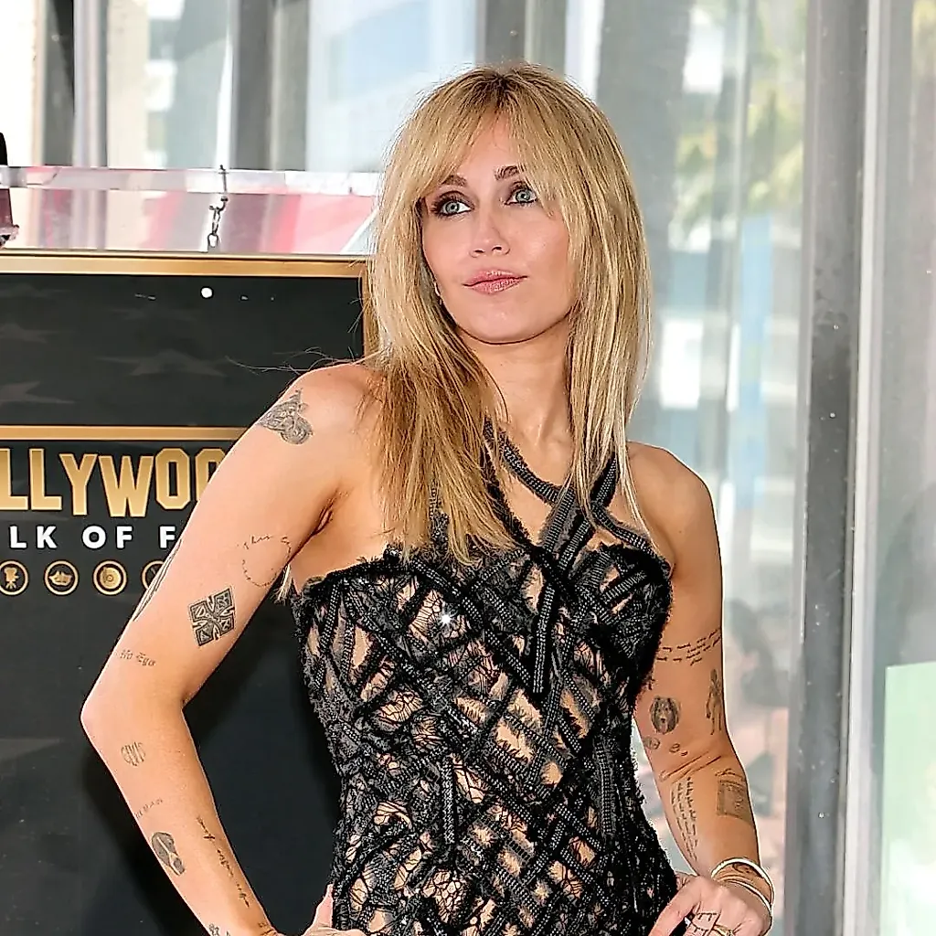 Miley Cyrus выбирает платье-декаду Versace