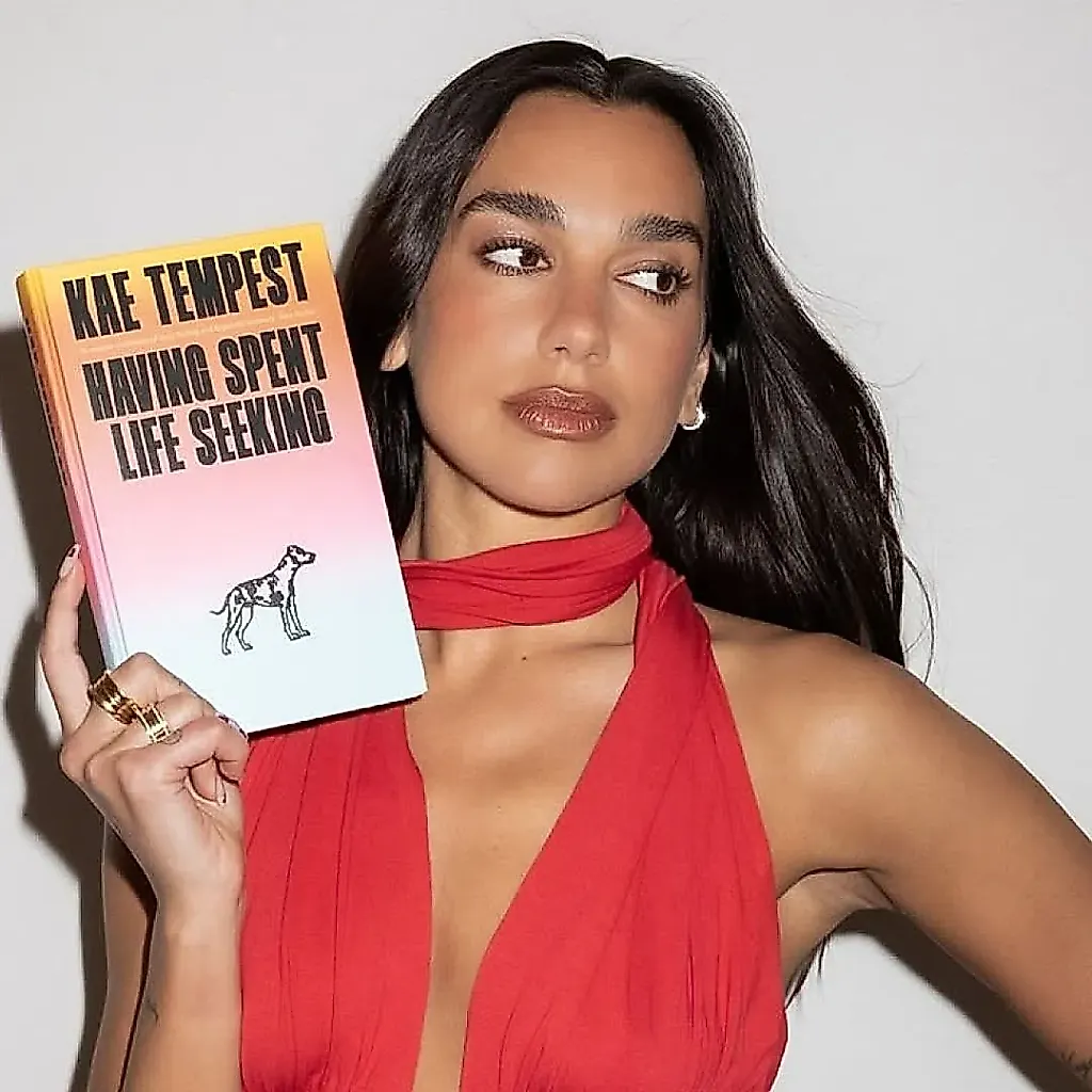 Dua Lipa одобрила клубнично-красный и деним будущего