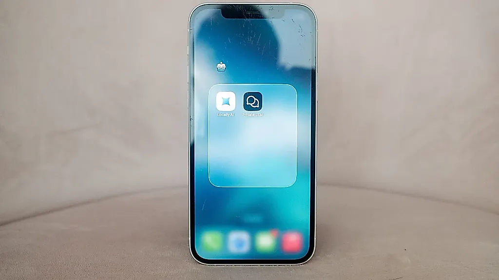 Как запустить локального ИИ-чатбота на своём iPhone