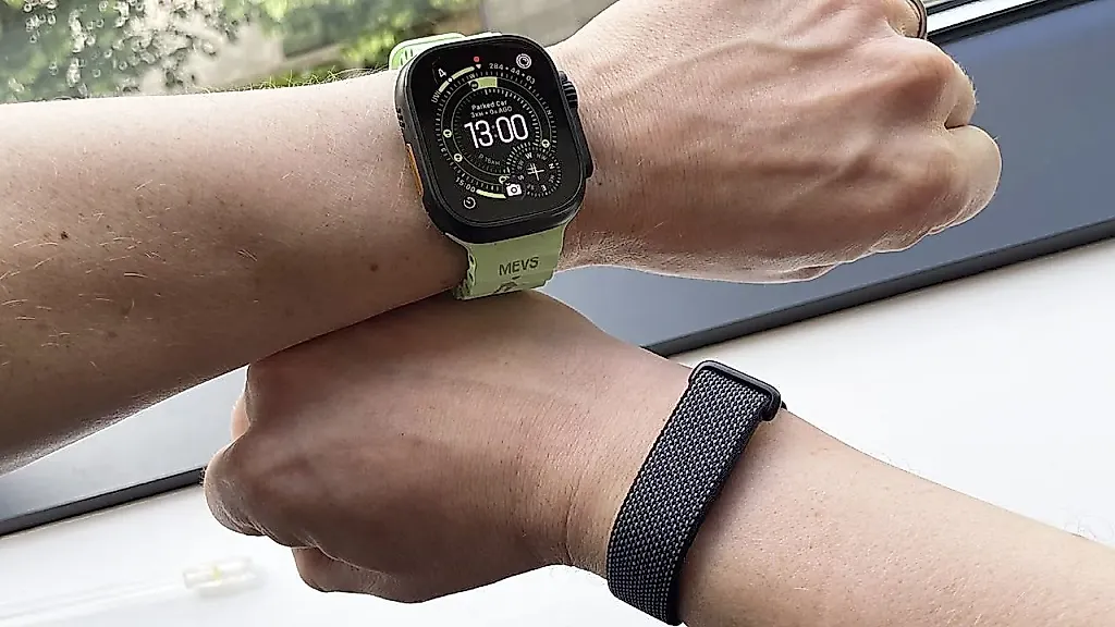 Сравнение трекеров: Fitbit Air и Apple Watch Ultra 3
