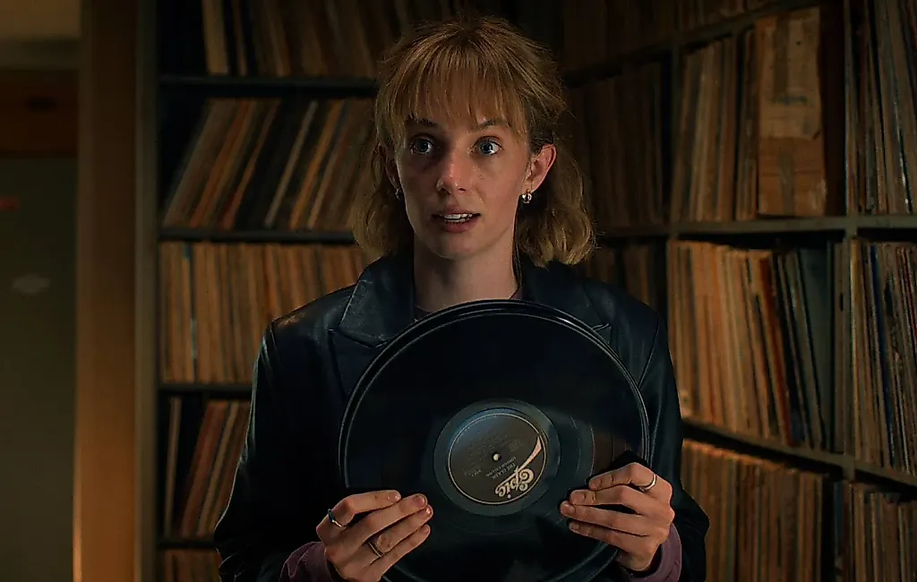 Maya Hawke и Nell Fisher в сериале «Бог лесов» от Netflix