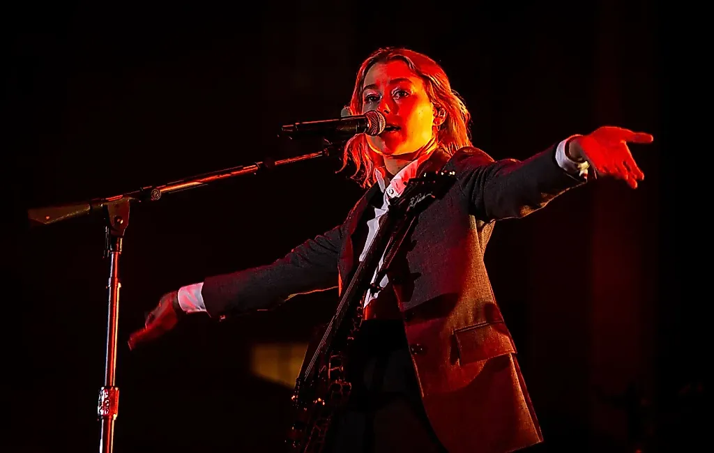 Phoebe Bridgers устроила настоящий смартфонопад