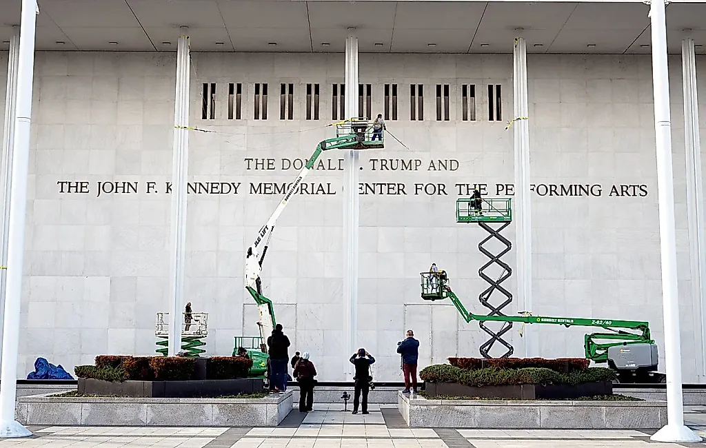 Персональная ревизия: Центр Кеннеди очищают от "Трампа"