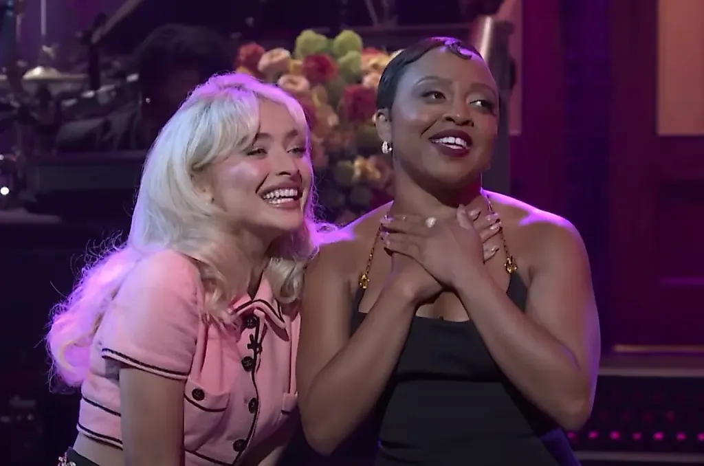 Коротышки объединяются на SNL: ода Сабрины Карпентер и Квинты Брунсон