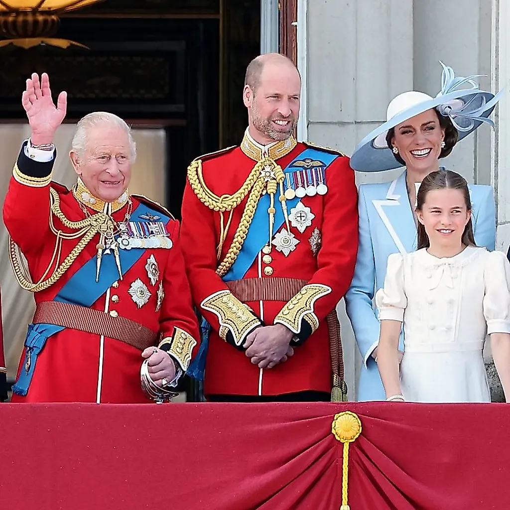 Король Чарльз и неожиданный аксессуар на Trooping the Colour 2026