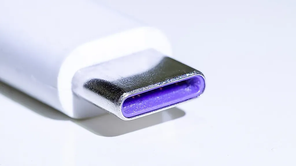 Почему некоторые USB-порты фиолетовые (и почему их редко продают в США)