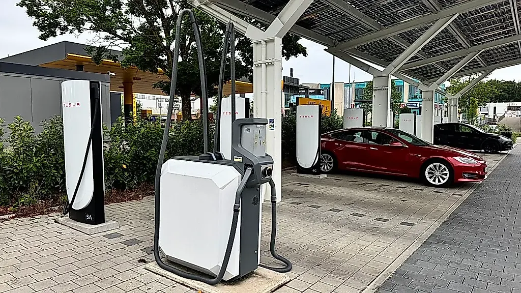 Tesla устанавливает пылесосы на зарядках