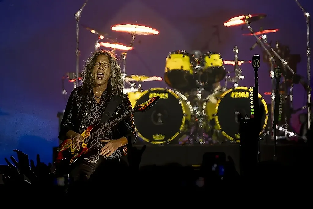 Гитарист Metallica Kirk Hammett рухнул в толпу в Дублине