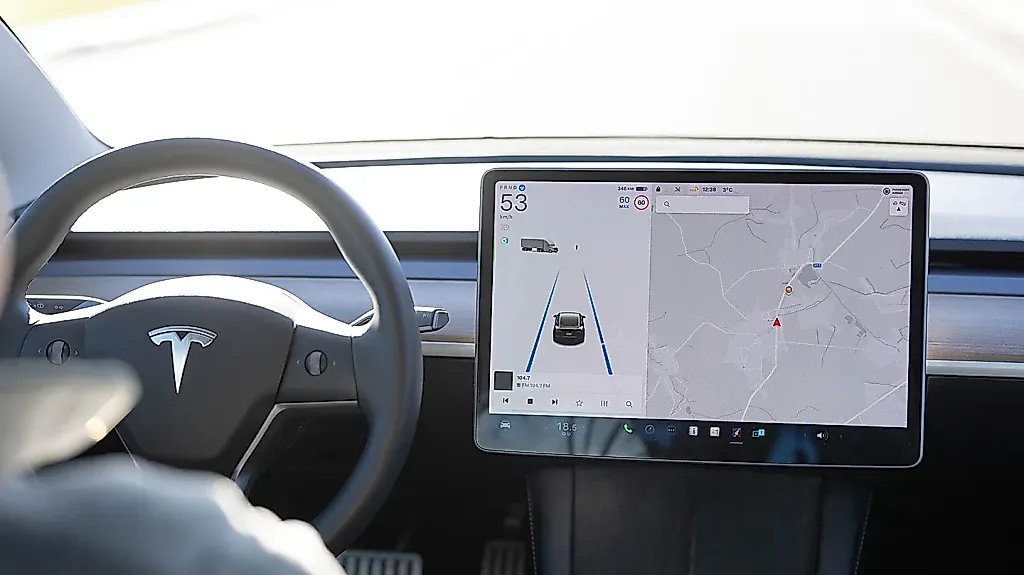 Tesla на автопилоте врезалась в дом в Техасе и убила человека