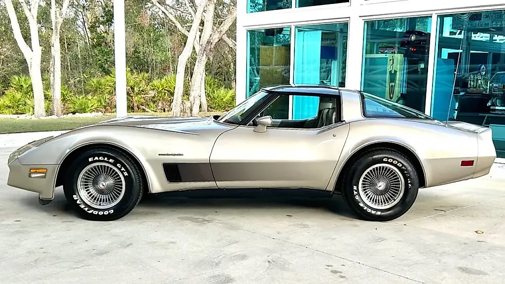 Открытие дня: 1982 Chevrolet Corvette Collector Edition