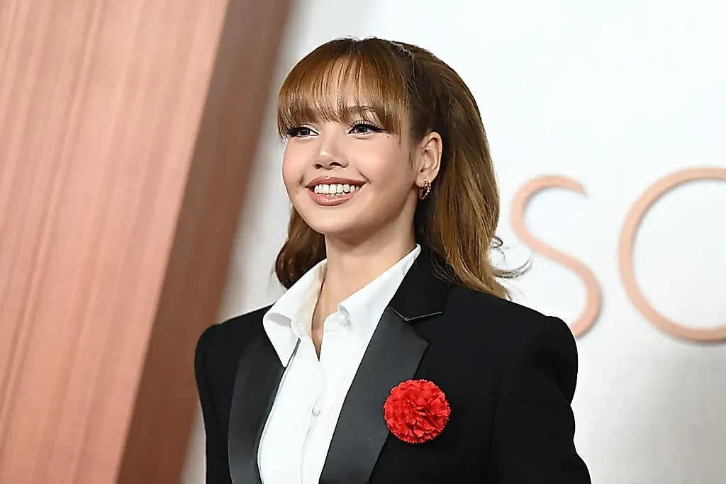 Лиса из BLACKPINK пишет второй сольник и рассказывает про «близнецовость» с Розэ