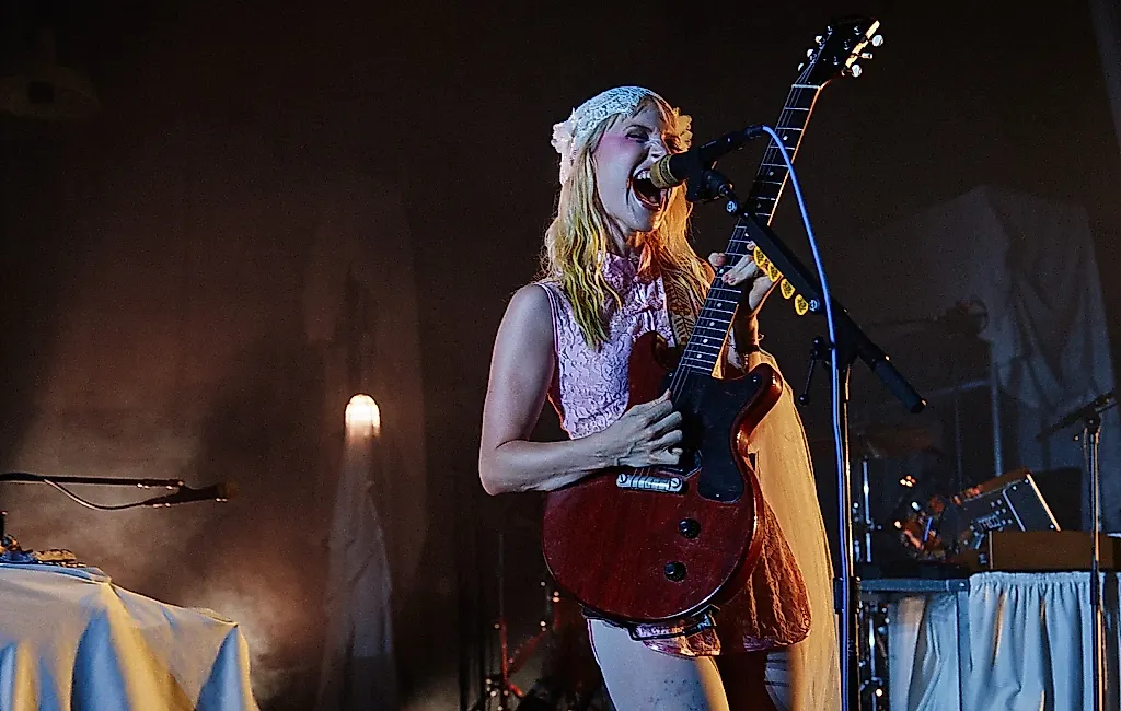 Hayley Williams зажигает в Манчестере: интим-терапия для взрослых эмоций