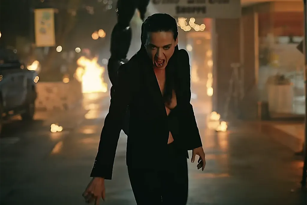 Катя Перри сжигает мосты: новая песня и клип «Watch It Burn»