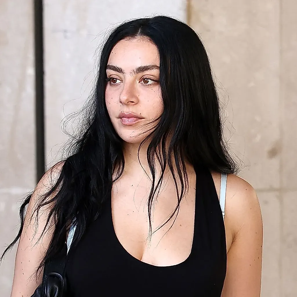 Charli XCX и её чёрное платье Gucci с яркими туфлями цвета «Барби»