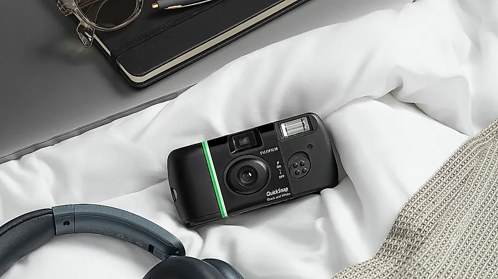 Fujifilm выпускает особые версии QuickSnap: водонепроницаемую и черно-белую