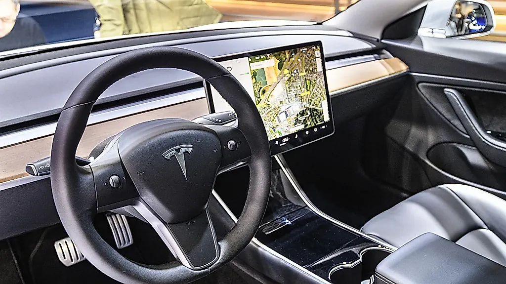Водитель Tesla в США обвинён в убийстве из-за смертельной аварии в Техасе
