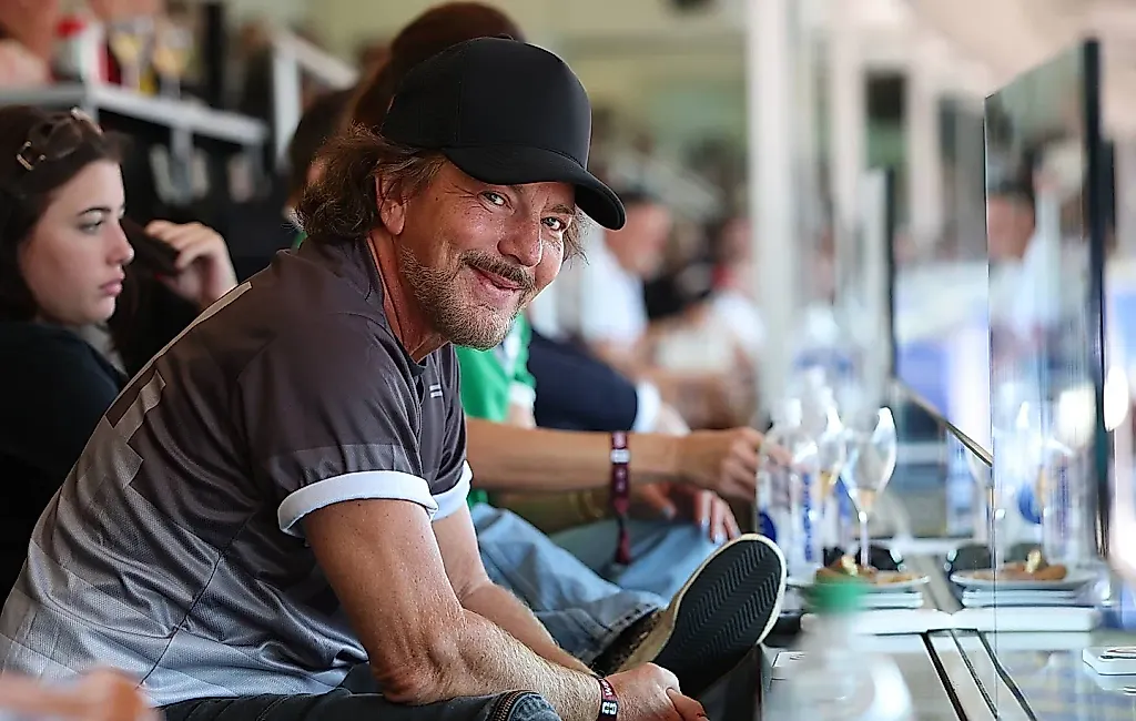 Eddie Vedder и Pearl Jam на ЧМ-2026: Пиво, "Alive" и драма вокруг футбола