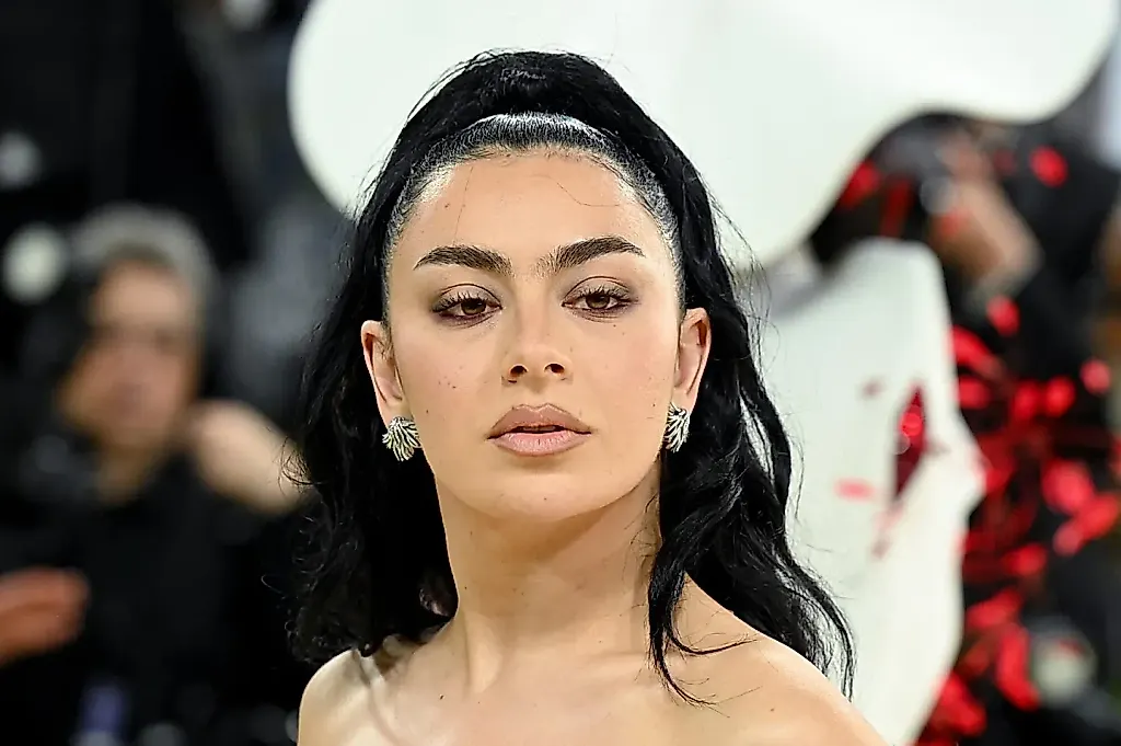Charli xcx позирует с культовыми личностями для обложки альбома