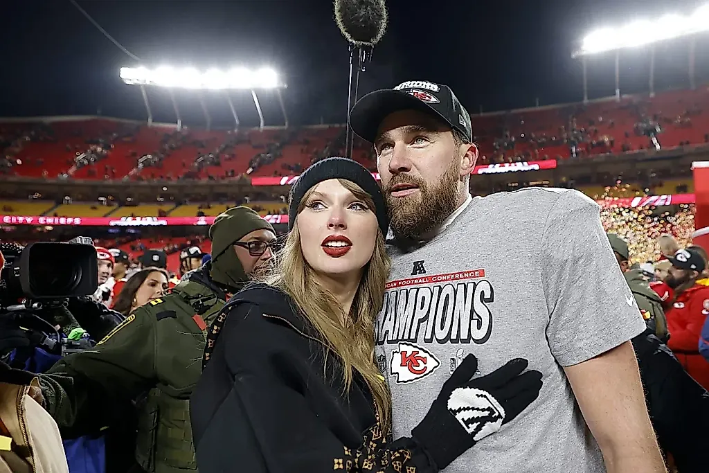 Taylor Swift снова блистает на свадьбе бывшего одноклубника Келси