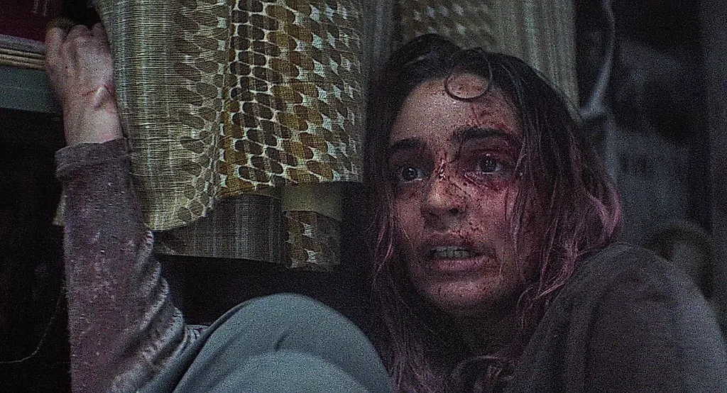 Я посмотрел нашумевший фильм "Evil Dead Burn", но ужастик слишком зацикливается на крови и совершенно забывает о сюжете, который обычно делает эту франшизу интересной. Фильм рассчитывает, что зрителя впечатлят только кровавые сцены, но классическую и