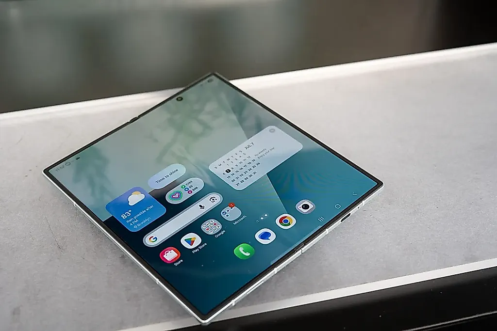 Samsung делает смартфоны-гибриды ещё прочнее: новая технология Flex Titanium