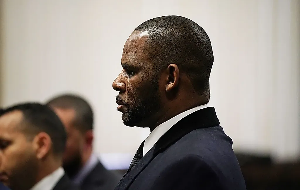 R. Kelly просит Трампа скостить срок