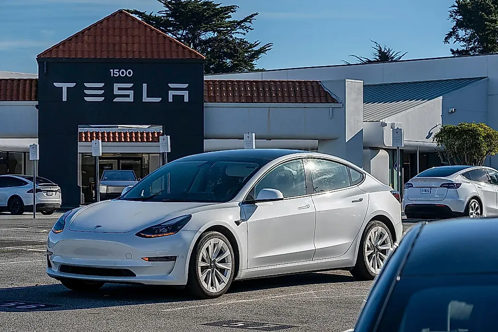 Водитель Tesla отключил автопилот, вызвав смертельную аварию в Техасе