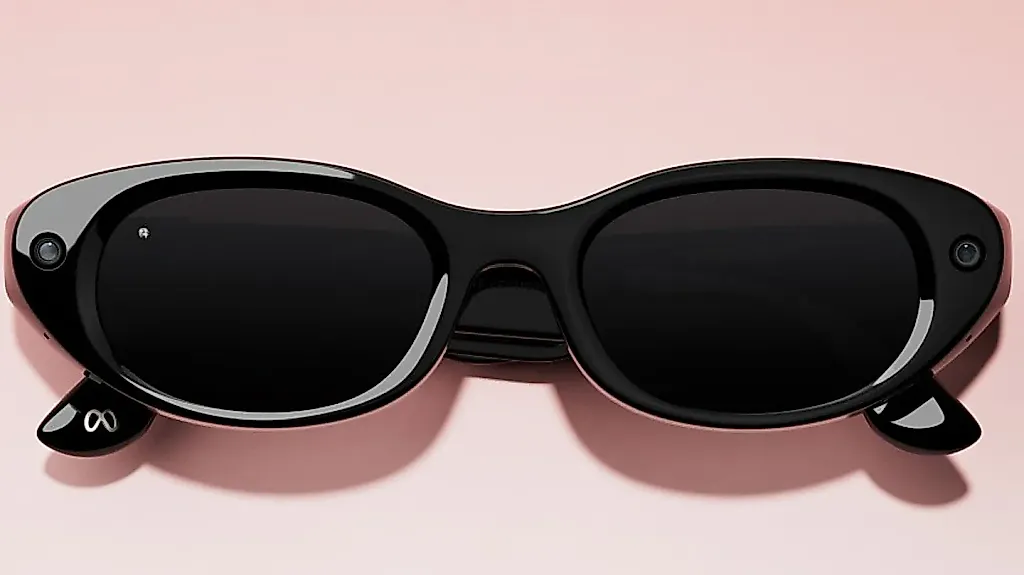 Активисты захватили остановки Лондона фейковыми рекламами Meta Glasses