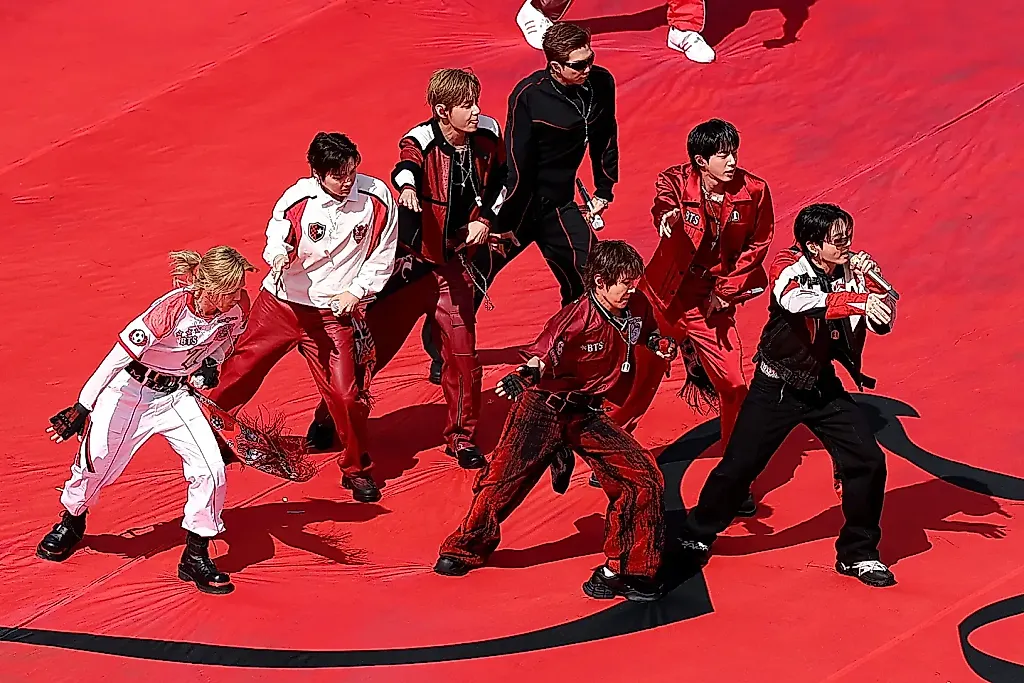 BTS зажгли финал ЧМ-2026: «Dynamite» и шоу века
