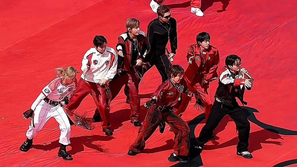 BTS и IShowSpeed встретились на финале ЧМ-2026: фанбойство, сальто и знаменитая «Dynamite»