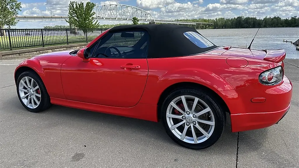 Mazda Miata 2008: Эликсир молодости в мире автомобилей