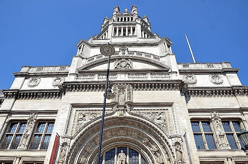 Увольнение в музее V&A: расизм или недопонимание?