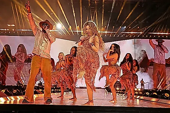 Shakira превращает Barclays Center в машину времени с Wyclef Jean и старыми хитами