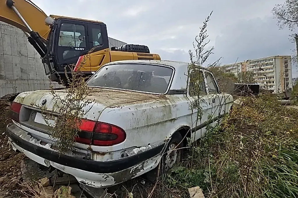 Автоюрист раскрыл правила: как убрать ржавый автохлам со двора?