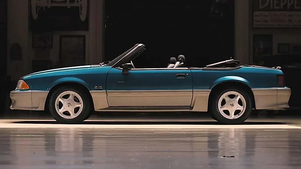Jay Leno возвращается к эпохе Fox Body на Ford Mustang 1993 года
