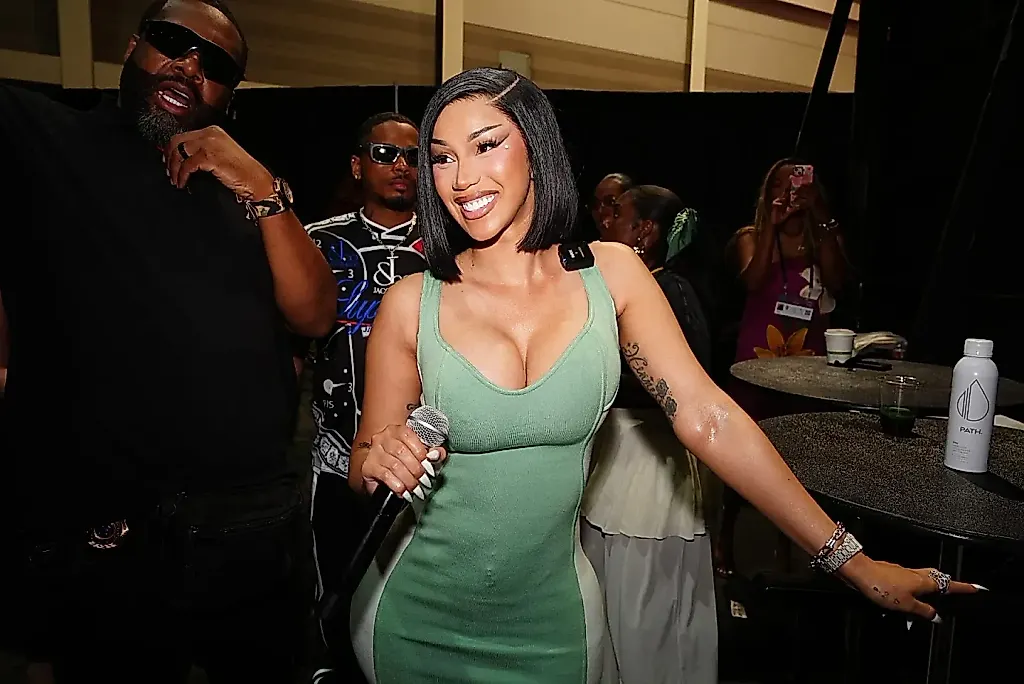 Cardi B подогревает слухи о фите с Kash Doll