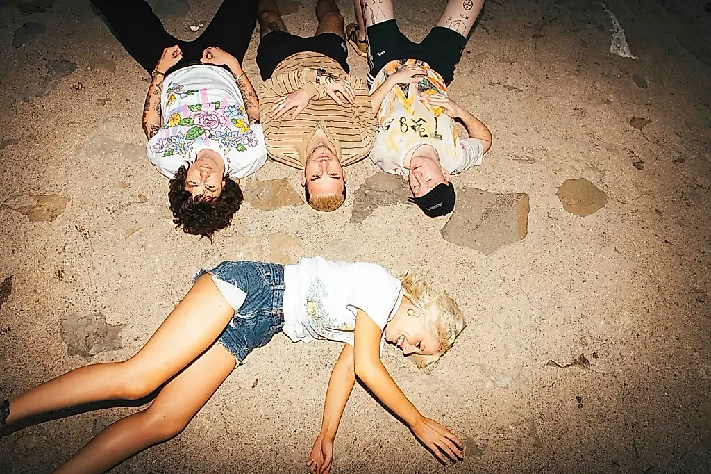Amyl And The Sniffers идут в кантри