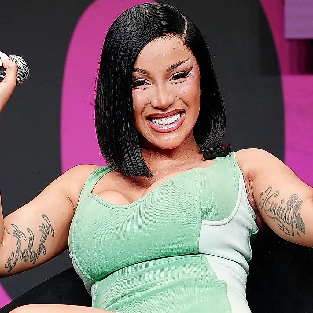 Cardi B возрождает спорную обувную моду в новом клипе